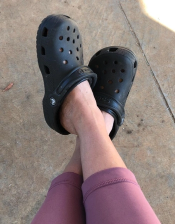 Girl-wearing-stylish-black-crocs