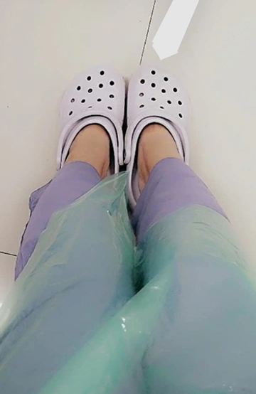 A-Girls-Wearing-lavender-color-crocs