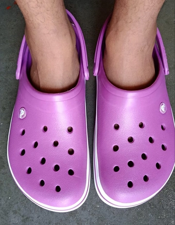 A-girl-wearing-pink-color-crocs