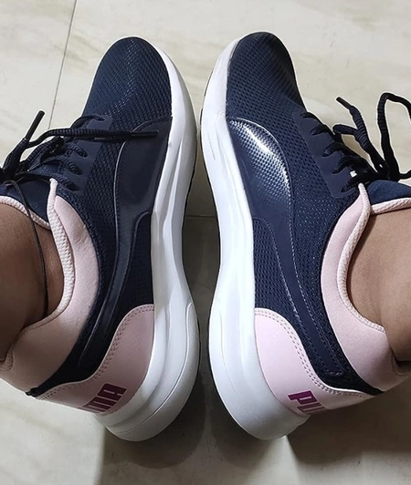 A-Girl-wear-Blue-and-pink-gym-shoes