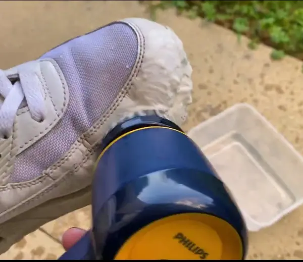 Philips-Sneaker-Cleaner-Cleaning-White-Shoes