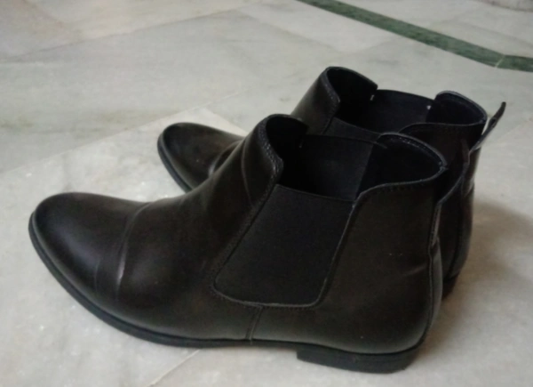 Pair-of-Fentacia-Black-Leather-Chelsea-Boot
