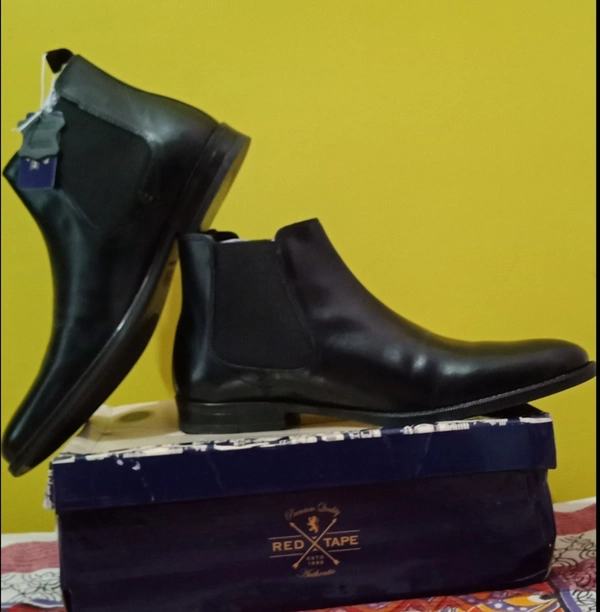 Unboxing-Image-Of-Red-Tape-Black-Leather-Chelsea-Boot